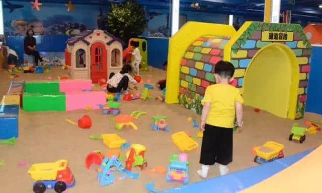 piscina cubierta de arena para juegos infantiles