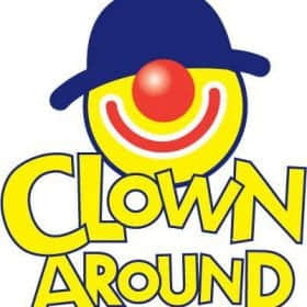 clown autour d'une aire de jeux intérieure