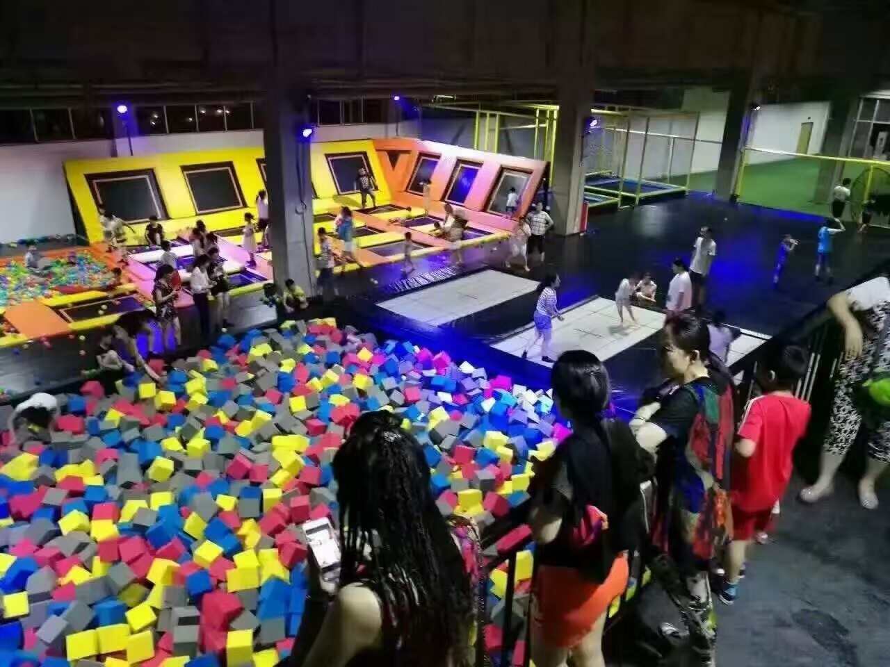 trampoline park with foam pit